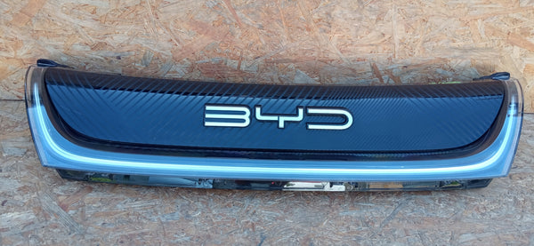 BYD DOLPHIN ELEKTRYK 23- LAMPA ŚRODKOWA ATRAPA PRZÓD EM2E-4102300A