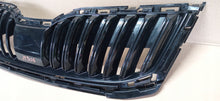 Laden Sie das Bild in den Galerie-Viewer, SKODA OCTAVIA III LIFT 16- KÜHLERGRILL STOßSTANGENGITTER VORNE 5E0853653C