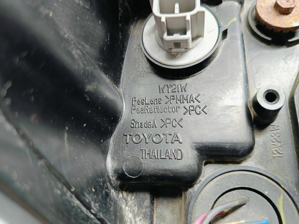TOYOTA HILUX VIII 8 15-LAMPA REFLEKTOR LEWY PRZÓD SOCZEWKA LED KOITO 0K-56