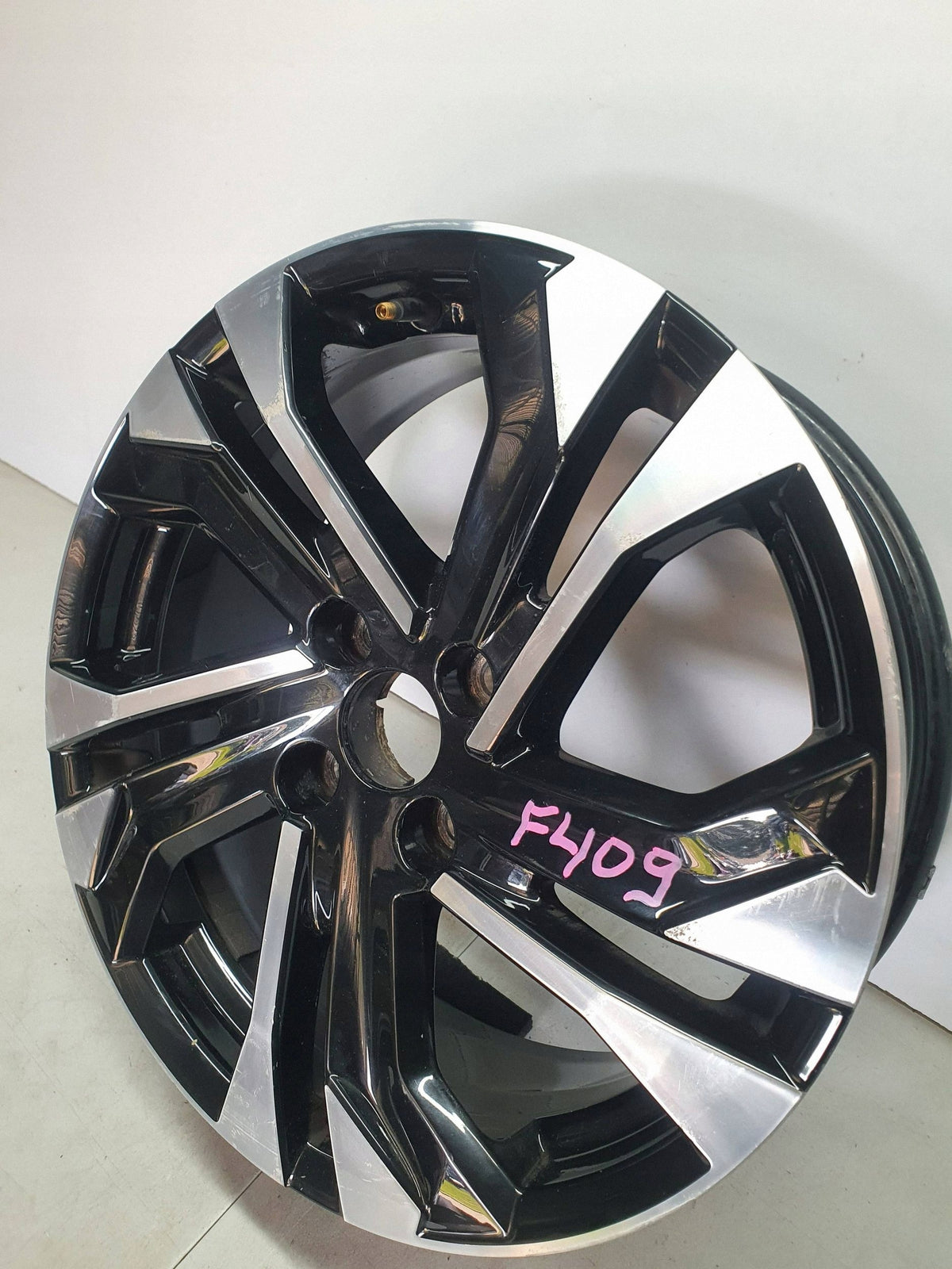 Peugeot 208 2008 II Felga Aluminiowa 17 Cali 6.5x17 ET32 4x108 9828186080 — zdjęcie 4 z 16