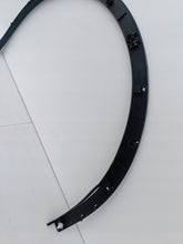 Laden Sie das Bild in den Galerie-Viewer, TESLA MODEL Y MJ 20- RADLAUFVERKLEIDUNG LEISTE VORNE LINKS 1658695-00-A