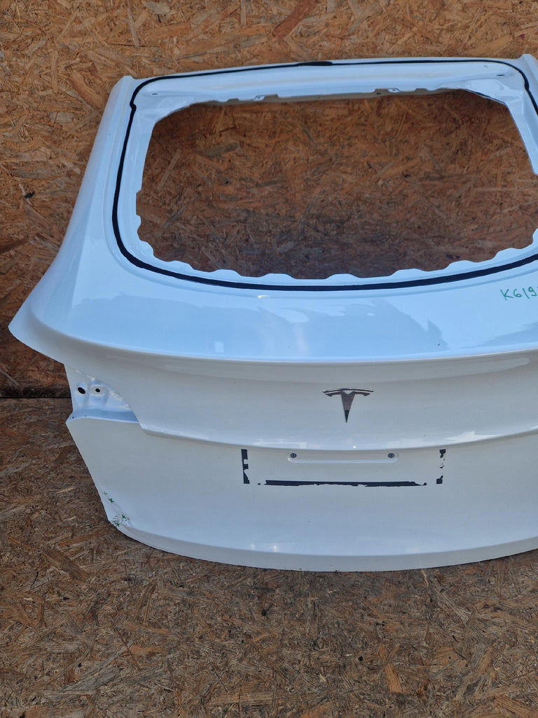 TESLA MODEL Y 20- KLAPA BAGAŻNIKA TYŁ TYLNA