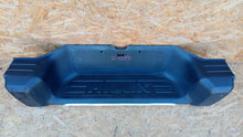 Laden Sie das Bild in den Galerie-Viewer, TOYOTA HILUX VIII 15- HECKBUMPER HINTEN TRITTSTUFE MITTE PC176-0K00S