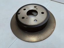 Laden Sie das Bild in den Galerie-Viewer, TOYOTA AVENSIS T25 LIMOUSINE KOMBI - HINTERE BREMSSCHEIBE ORIGINAL 42431-YZZAB