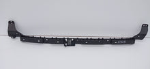 Laden Sie das Bild in den Galerie-Viewer, TESLA MODEL 3 LIFT 23- HALTERUNG HALTER MITTELSTÜCK STOSSFÄNGER HINTEN 1757096-00-C