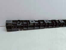 Laden Sie das Bild in den Galerie-Viewer, BMW 5 F10 F11 10- GLEITSTÜCK HALTER HALTERUNG SCHWELLER LINKS VORNE 51777184777