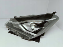 Laden Sie das Bild in den Galerie-Viewer, Toyota Yaris III FACELIFT 17- SCHEINWERFER LINKS LINSE + LED EU 0D-197