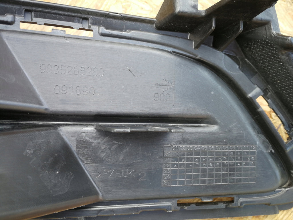 OPEL MOKKA B II 20- ATRAPA KRATKA ŚRODKOWA ZDERZAKA PRZDNIEGO 9835266280