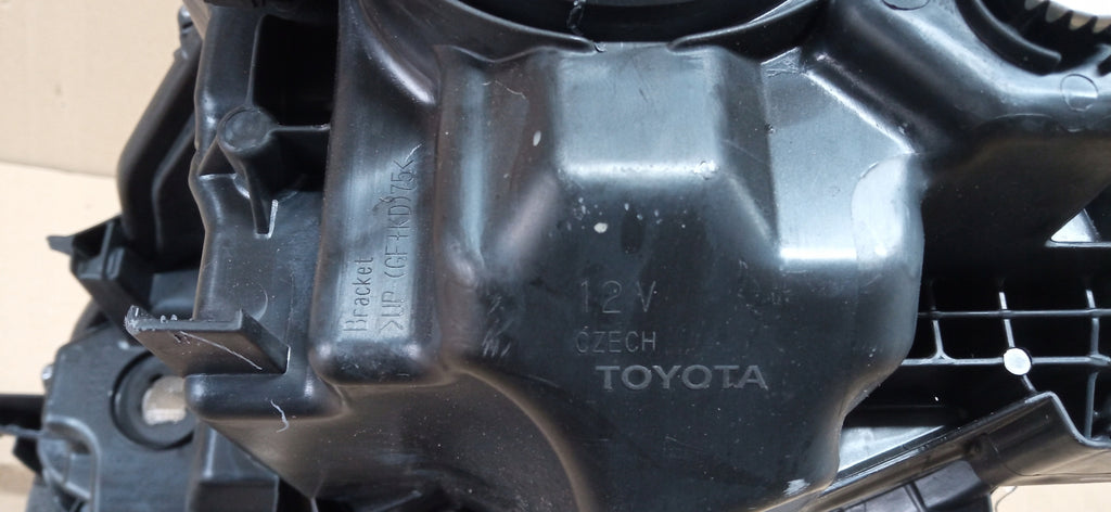 TOYOTA YARIS IV 4 19- LAMPA REFLEKTOR PRAWY PRZÓD SOCZEWKA KOITO K0-6 EU
