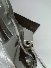 Laden Sie das Bild in den Galerie-Viewer, TOYOTA YARIS III LIFT 17- SCHEINWERFER RECHTS VORNE LINSE+LED EU KOITO OD-197