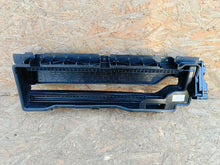 Laden Sie das Bild in den Galerie-Viewer, HYUNDAI IONIQ 5 AB 21- WINDSCHUTZSCHEIBENBLENDE JALOUSIE LINKS 86980-G1000