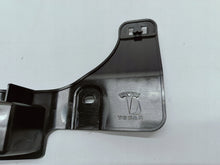 Laden Sie das Bild in den Galerie-Viewer, TESLA MODEL 3 M3 - GLEITSTÜCK MITTLERE HALTERUNG HINTEN STOSSFÄNGER NEU 1121191-00-E