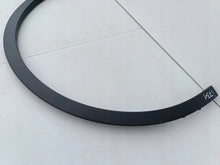 Załaduj zdjęcie do przeglądarki galerii, TESLA MODEL Y MY 20- NAKŁADKA LISTWA BŁOTNIKA LEWY PRZÓD 1658695-00-A