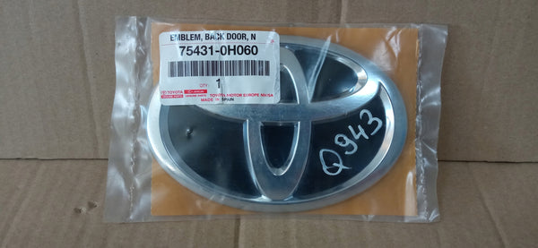 TOYOTA AYGO II 14- EMBLEMAT LOGO ZNACZEK TYLNEJ KLAPY NOWY 75431-0H060
