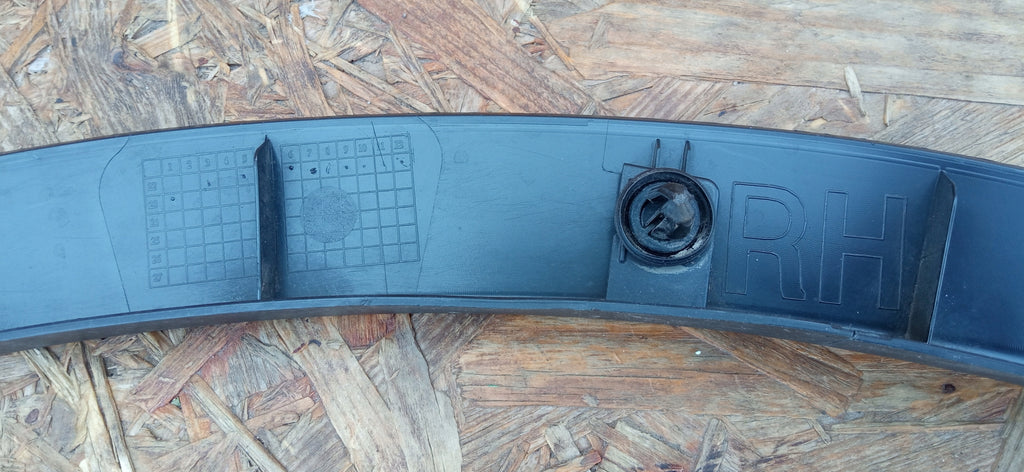 TESLA MODEL Y 22- LISTWA BŁOTNIKA PRAWY TYŁ PRAWA TYLNA 1683866-00-A