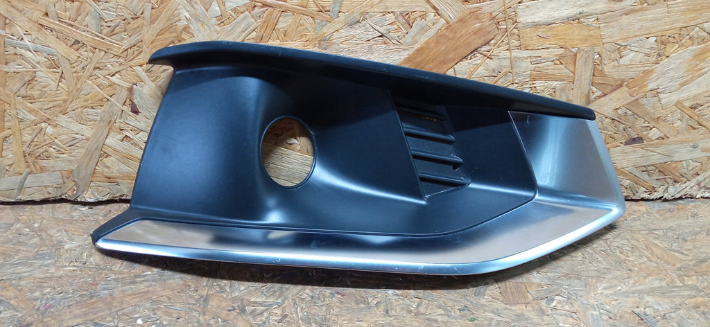 AUDI A4 B9 LIFT 19- KRATKA ZAŚLEPKA ATRAPA ZDERZAKA PRAWA PRZÓD 8W0807682AK