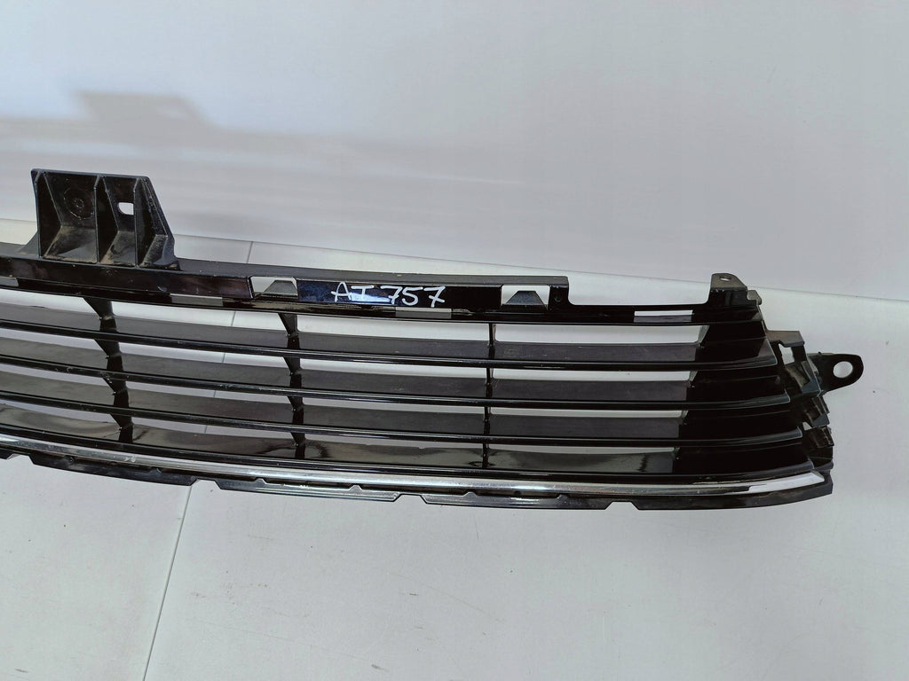 Toyota Auris II LIFT 15- KRATKA ŚRODKOWA ATRAPA ZDERZAKA PRZÓD 5311202670