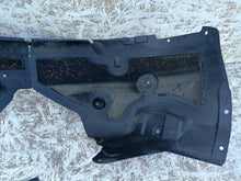 Laden Sie das Bild in den Galerie-Viewer, TESLA MODEL 3 III M3 17- RADHAUS SCHUTZ RECHTS VORNE 1081582-00-D