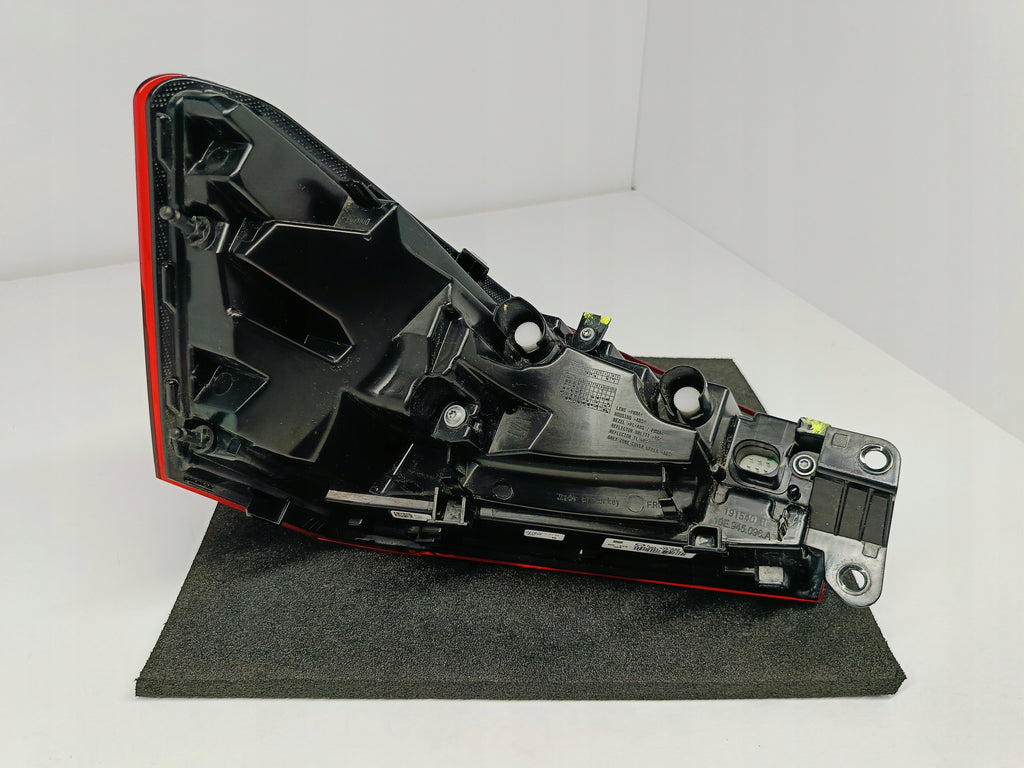CUPRA BORN 10E 21- LAMPA REFLEKTOR ŚWIATŁO PRAWY TYŁ LED 10E945096A
