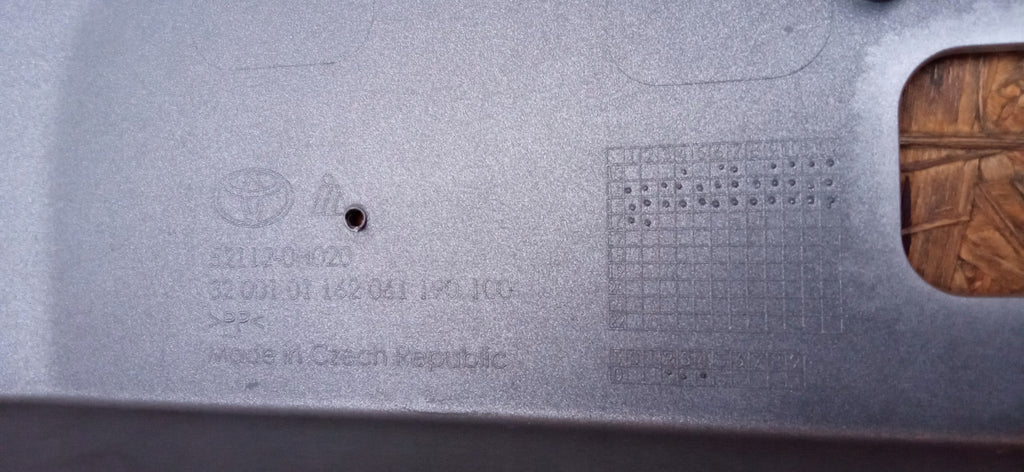 TOYOTA AYGO II 14 GRILL ATRAPA RAMKA ŚRODEK ZDERZAKA PRZEDNIEGO 52112-0H020