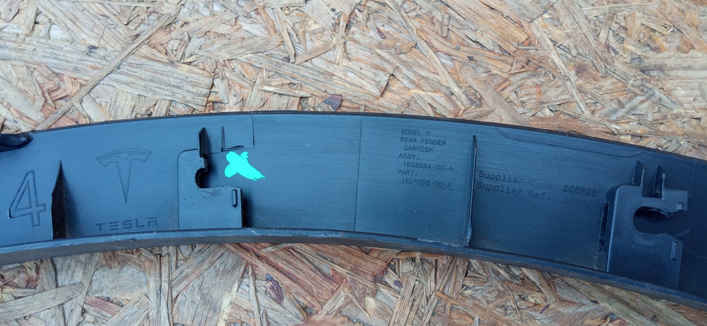 TESLA MODEL Y 22- LISTWA BŁOTNIKA PRAWY TYŁ PRAWA TYLNA 1658698-00-A