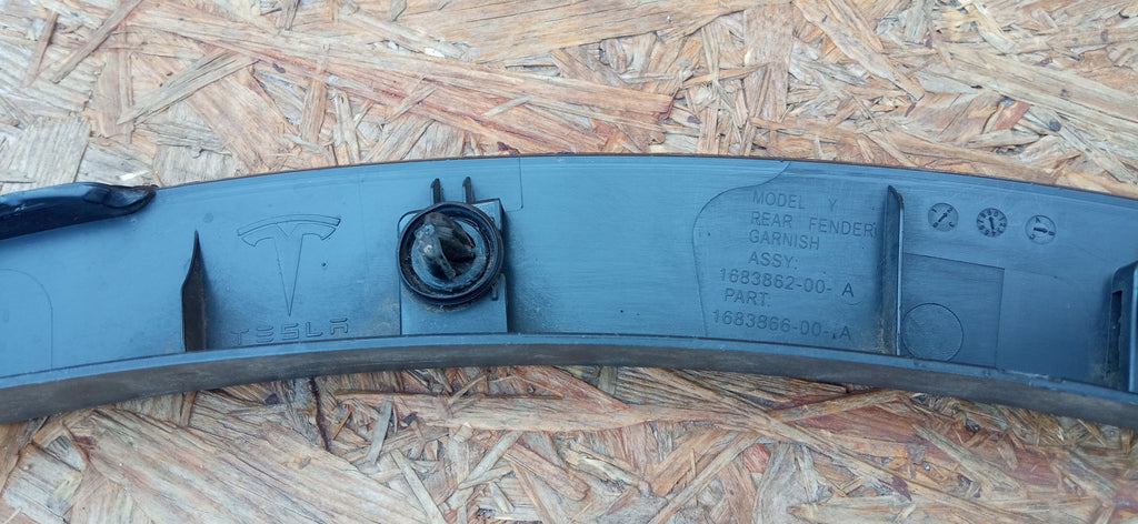 TESLA MODEL Y 22- LISTWA BŁOTNIKA PRAWY TYŁ PRAWA TYLNA 1683866-00-A