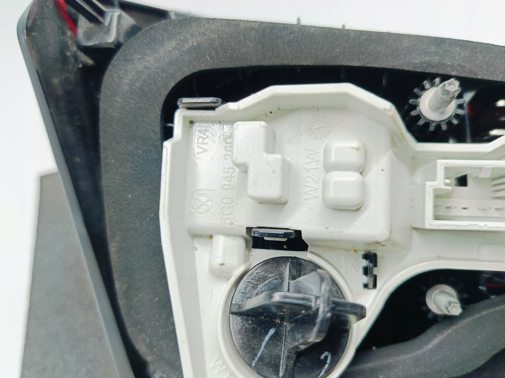 VOLKSWAGEN GOLF VII 7 HB 12- LAMPA KLAPY BAGAŻNIKA PRAWY TYŁ 5G0945094AE