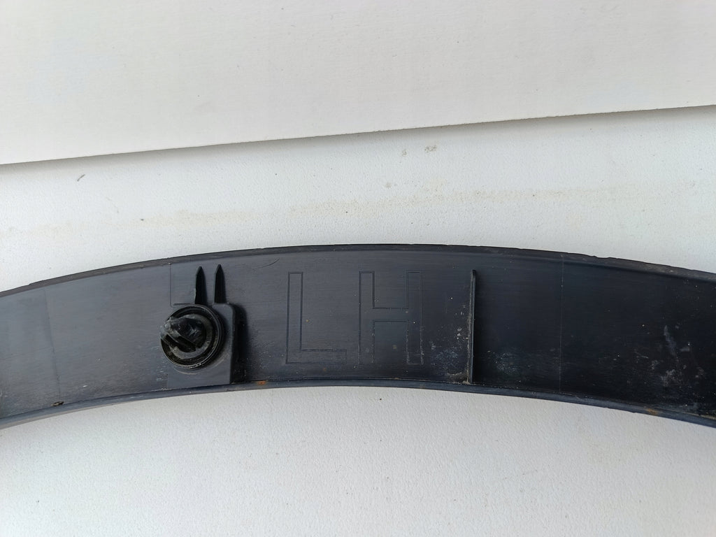 TESLA MODEL Y MY 20- NAKŁADKA LISTWA BŁOTNIKA LEWY PRZÓD 1658695-00-A