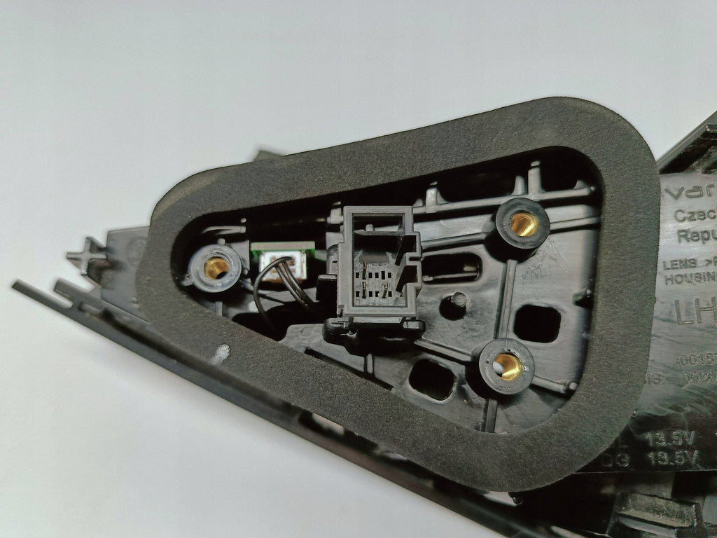 SKODA SUPERB III 3V KOMBI 15- LAMPA KLAPY BAGAŻNIKA LEWY TYŁ LED 3V9945307F