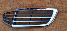 Load image into Gallery viewer, MERCEDES C KLASA W204 07- KRATKA ATRAPA GRILL ZDERZAKA PRZÓD A2048801283